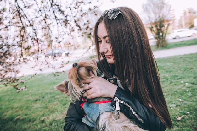 Frau mit Hund