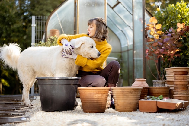 Frau mit Hundepflanze blüht im Garten