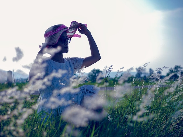 Foto frau mit hut auf dem feld gegen den himmel