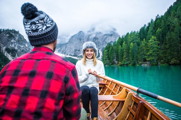 Foto frau mit hut gegen berge im winter