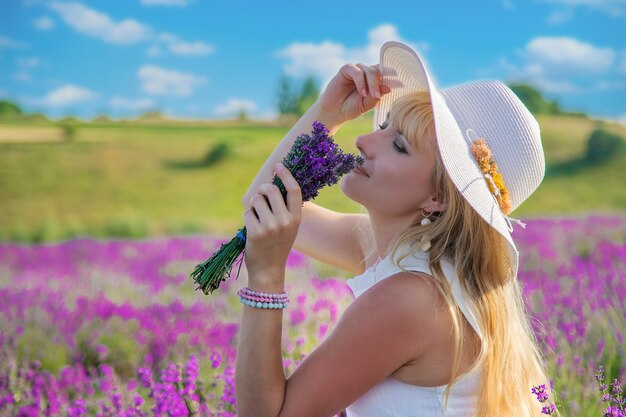 Frau mit Hut im Lavendelfeld. Selektiver Fokus.