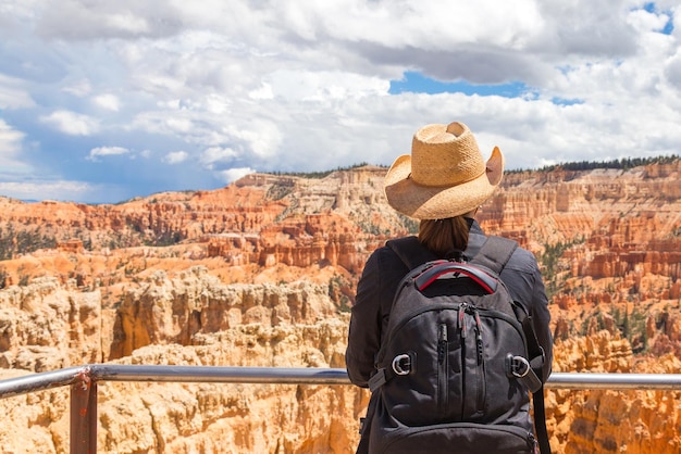 Frau mit Hut mit Blick auf den Bryce Canyon Utah USA