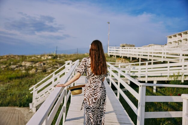 Frau mit Hut, Sonnenbrille, Kleidern, Spaziergang, Reisen, Sommer