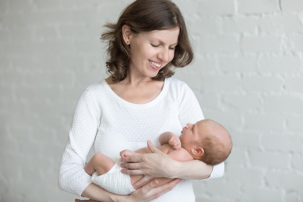 Frau mit ihrem Baby in ihren Armen