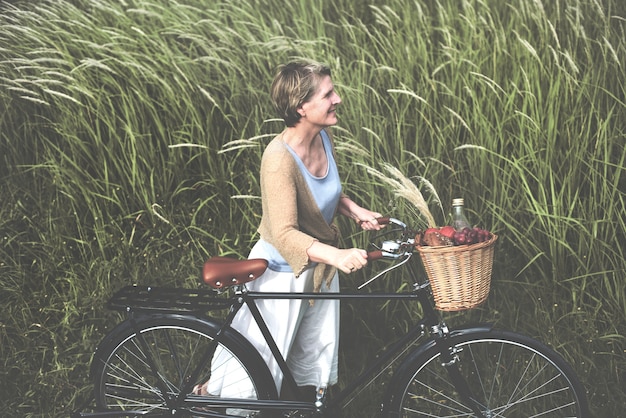 Frau mit ihrem Fahrrad im Park