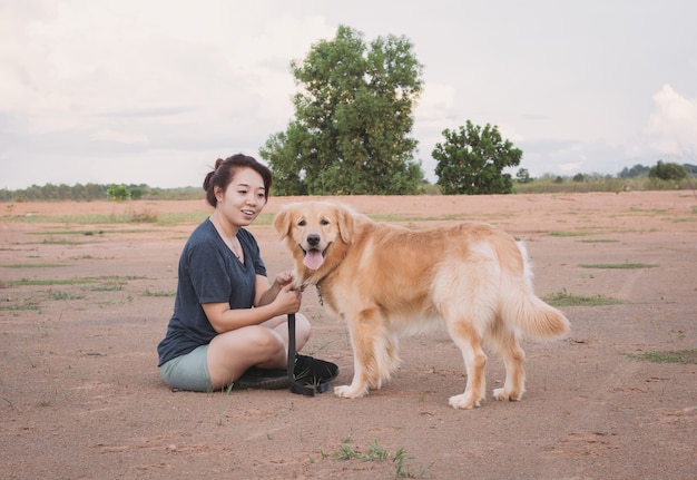 Frau mit ihrem Golden Retriever Hund