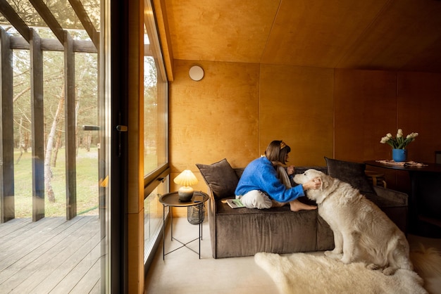 Frau mit ihrem Hund im Haus in der Natur