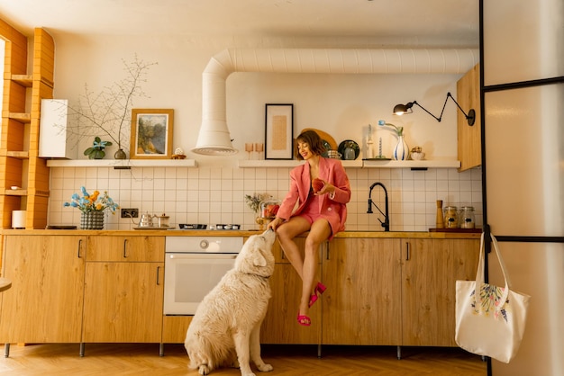 Frau mit ihrem Hund in der Küche