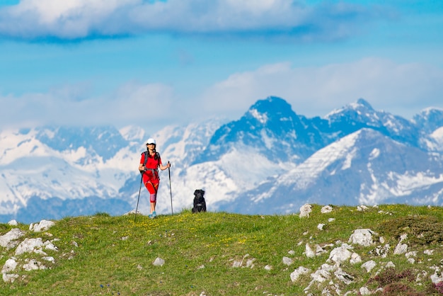 Frau mit ihrem Hundefreund in einem Berg