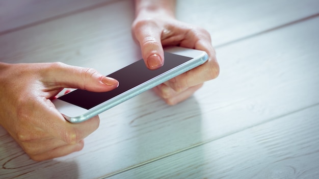 Frau mit ihrem Smartphone