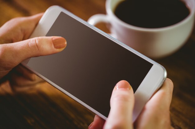 Frau mit ihrem Smartphone