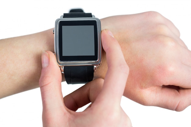 Frau mit ihrem Smartwatch