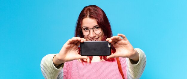 Frau mit ihrem Telefon