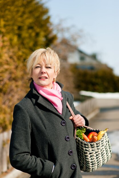 Frau mit ihren Lebensmitteln