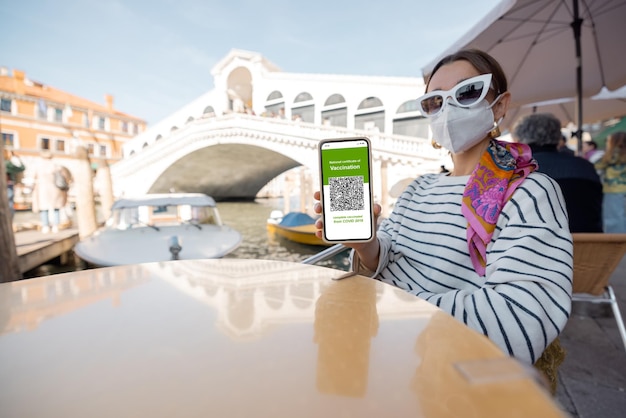 Foto frau mit impfung im café im freien in venedig italien