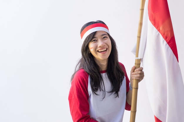 Frau mit indonesischer Flagge