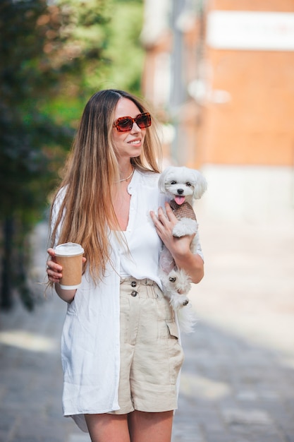 Frau mit Kaffee im Freien an der Promenade