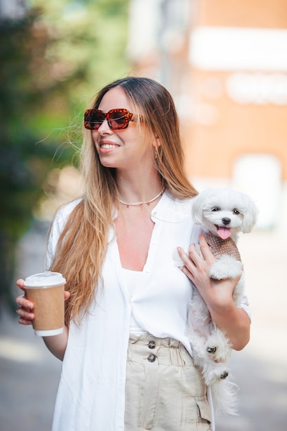 Frau mit kaffee im freien an der promenade