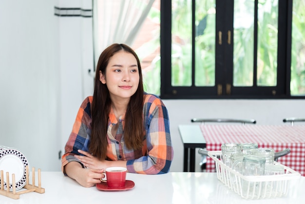 Frau mit Kaffee in der Küche entspannen