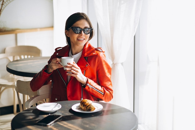 Frau mit Kaffee und Croissant