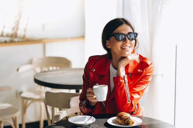 Frau mit Kaffee und Croissant