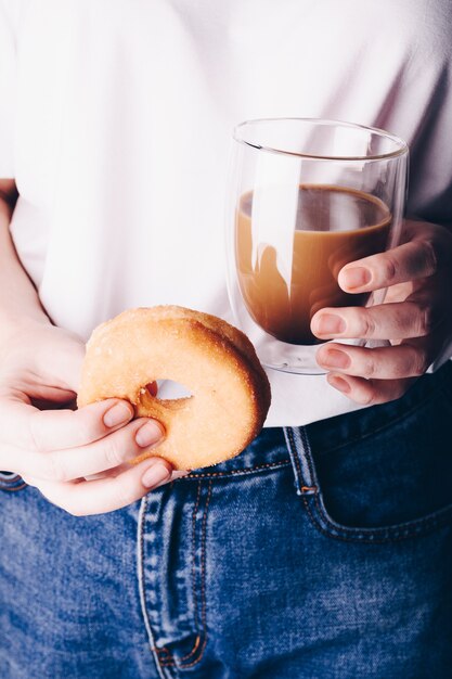 Frau mit Kaffee und Donut