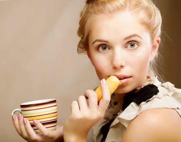 Frau mit Kaffee und Keksen