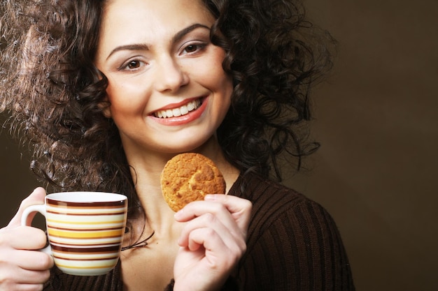 Frau mit Kaffee und Keksen