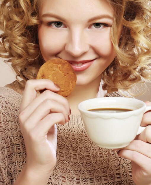 Frau mit Kaffee und Keksen