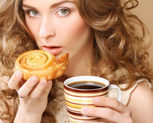 Frau mit Kaffee und Keksen