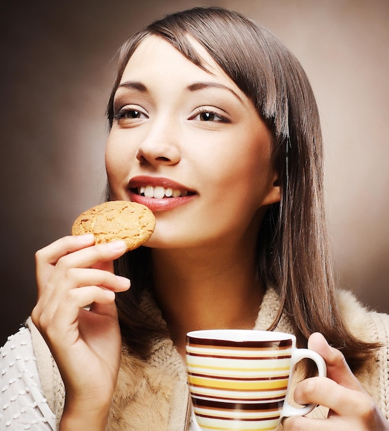 Frau mit Kaffee und Keksen