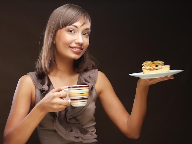 Frau mit Kaffee und Nachtisch