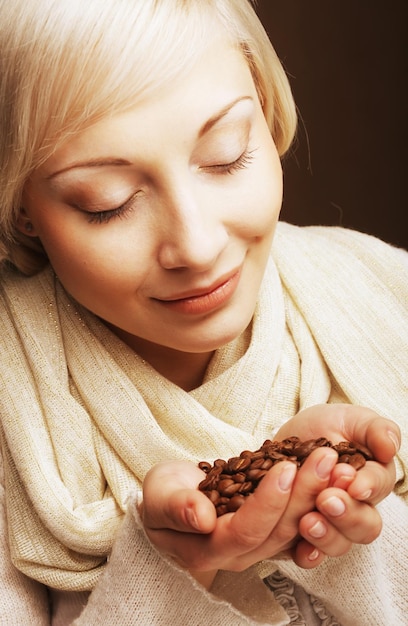 Frau mit Kaffeebohnen