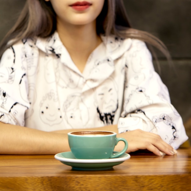 Frau mit Kaffeetasse Hot Latte Art