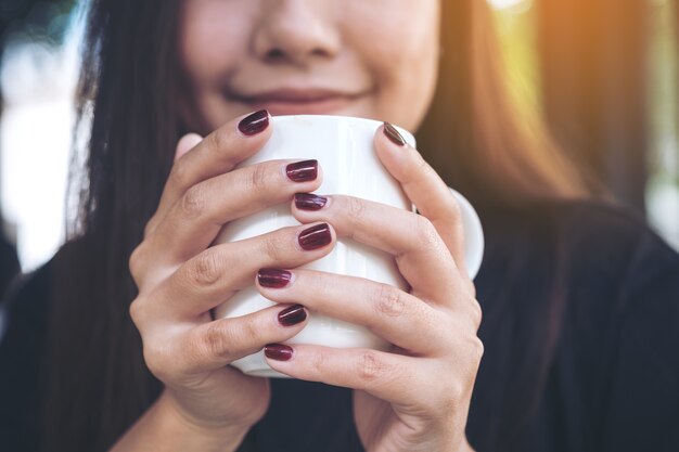 Frau mit Kaffeetasse