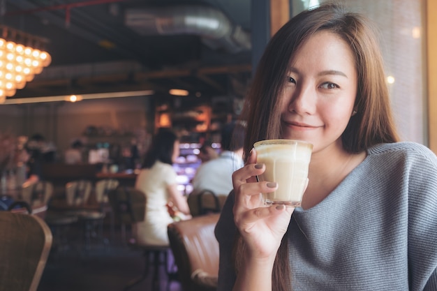 Frau mit Kaffeetasse