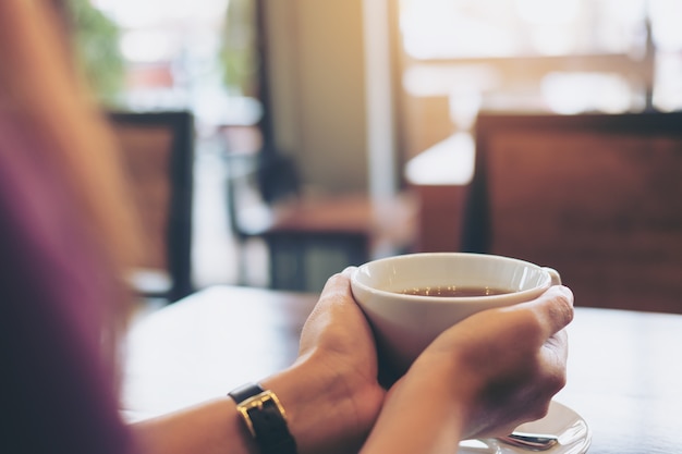 Frau mit Kaffeetasse