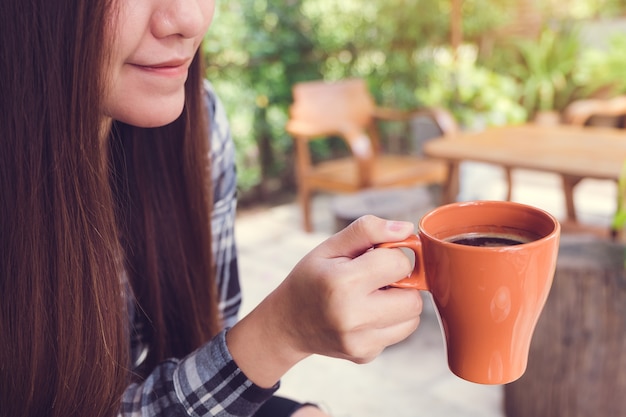 Frau mit Kaffeetasse