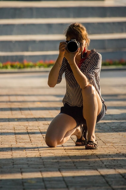 Frau mit Kamera fotografiert Hobby und aktives Freizeitkonzept Mädchen mit Fotokamera