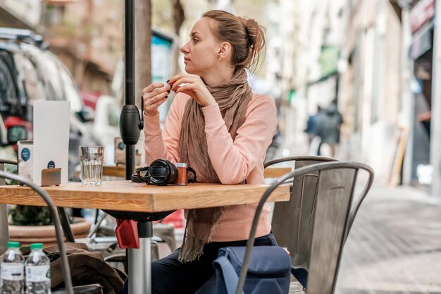 Foto frau mit kamera im straßencafé barcelona katalonien