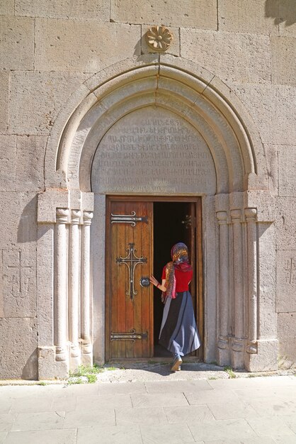 Frau mit Kapellenschleier in Katoghike Kathedrale von Kecharis in Tsakhkadzor Armenien?