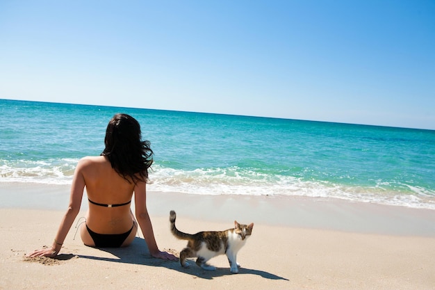 Frau mit Katze am Strand