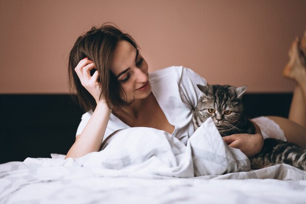 Frau mit Katze im Bett