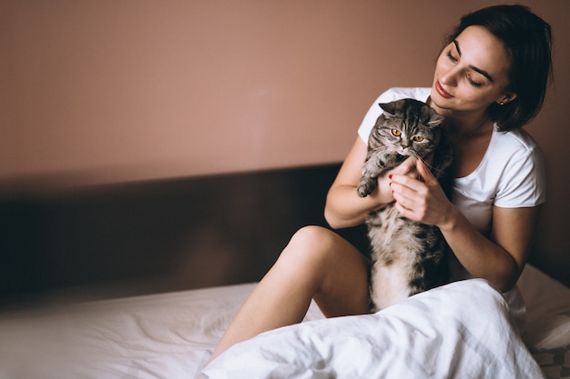 Frau mit Katze im Bett