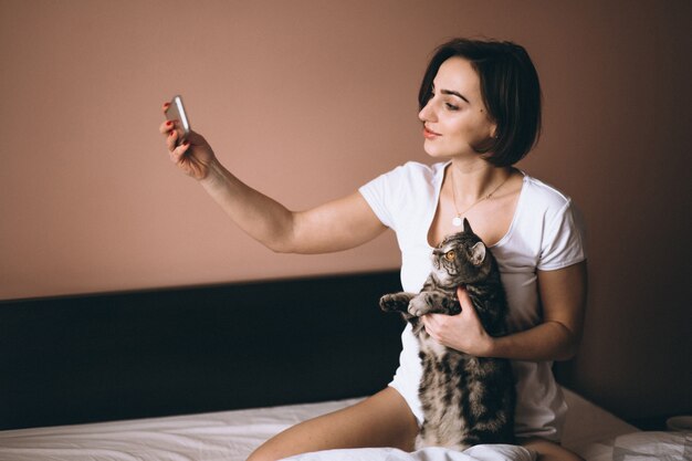 Frau mit Katze im Bett