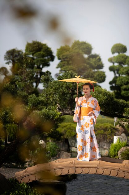 Foto frau mit kimono und wagasa-regenschirm