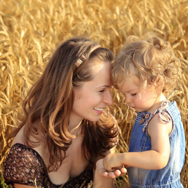 Frau mit Kind im Herbst Weizenfeld