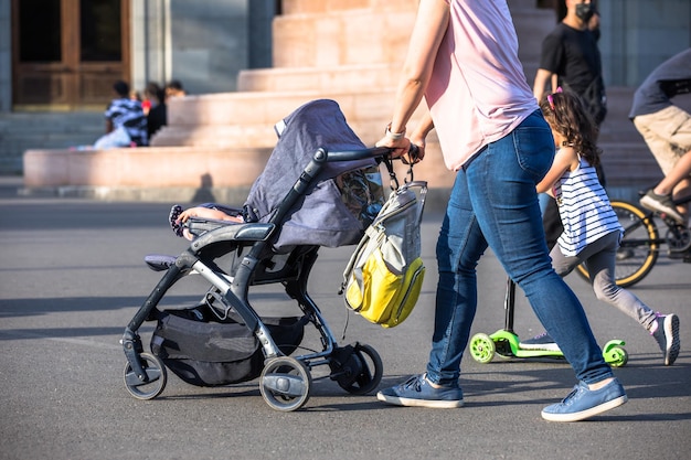 Frau mit Kinderwagen geht