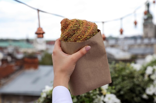 Frau mit köstlichem Croissant im Freien, Nahaufnahme