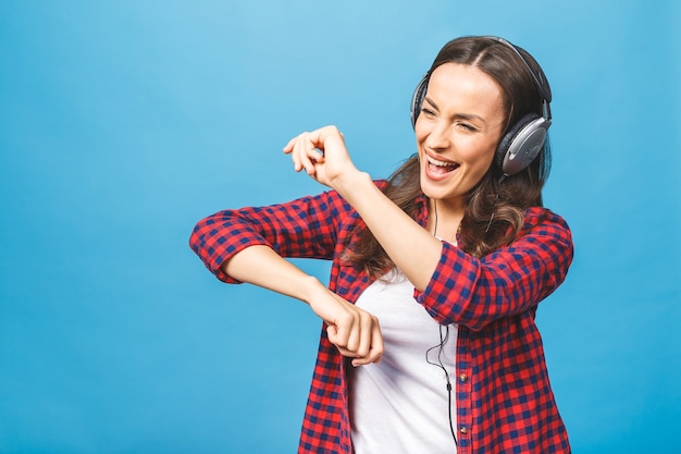 Frau mit Kopfhörern, die Musik hören